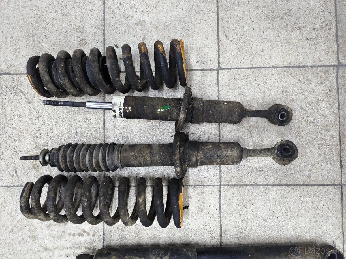 Toyota Hilux podvozková sada Ironmann a Old Man Emu - 2