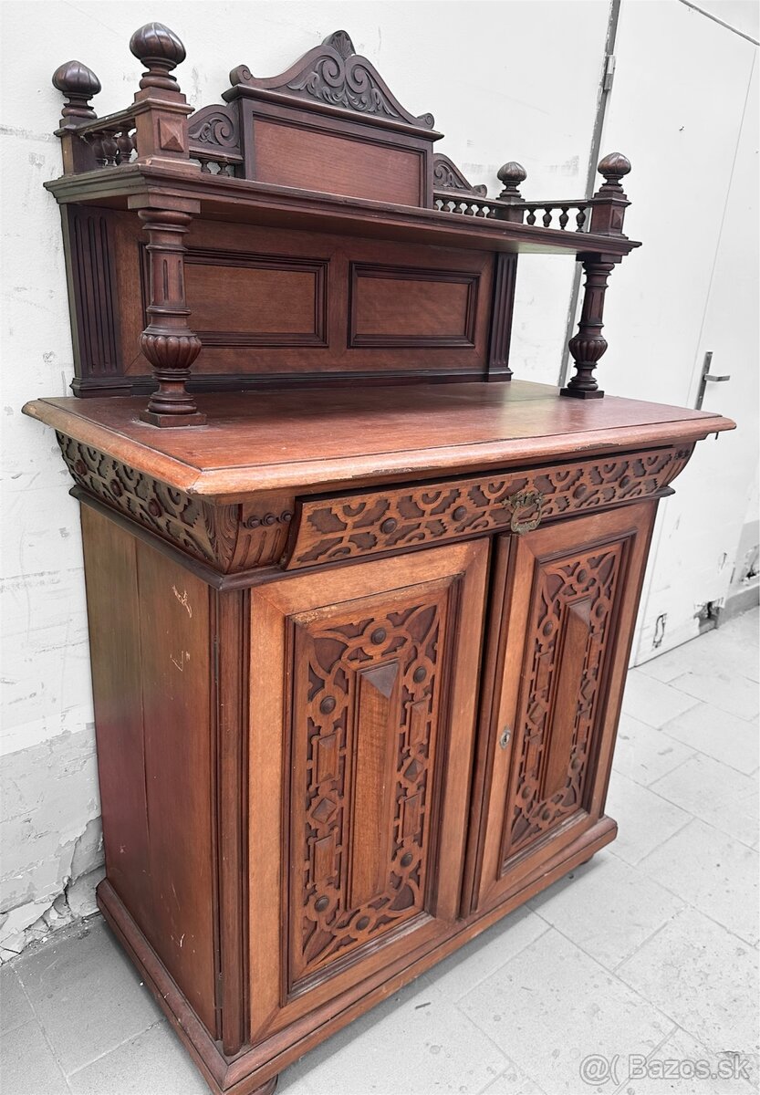 starožitný príborník - 2