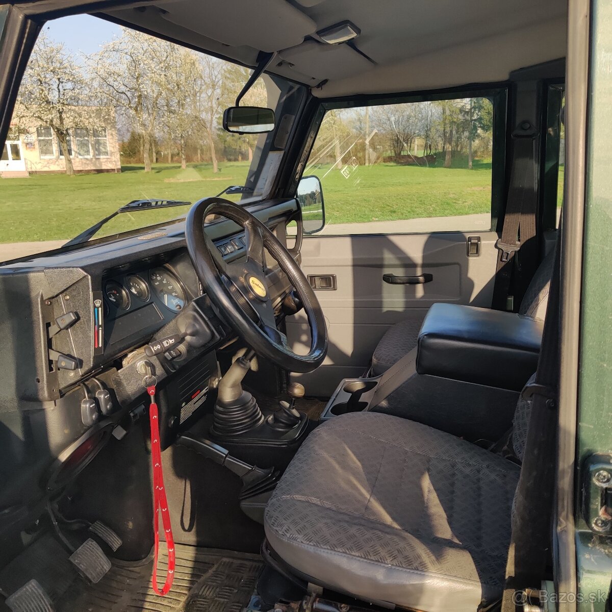 Land Rover Defender 9miest
