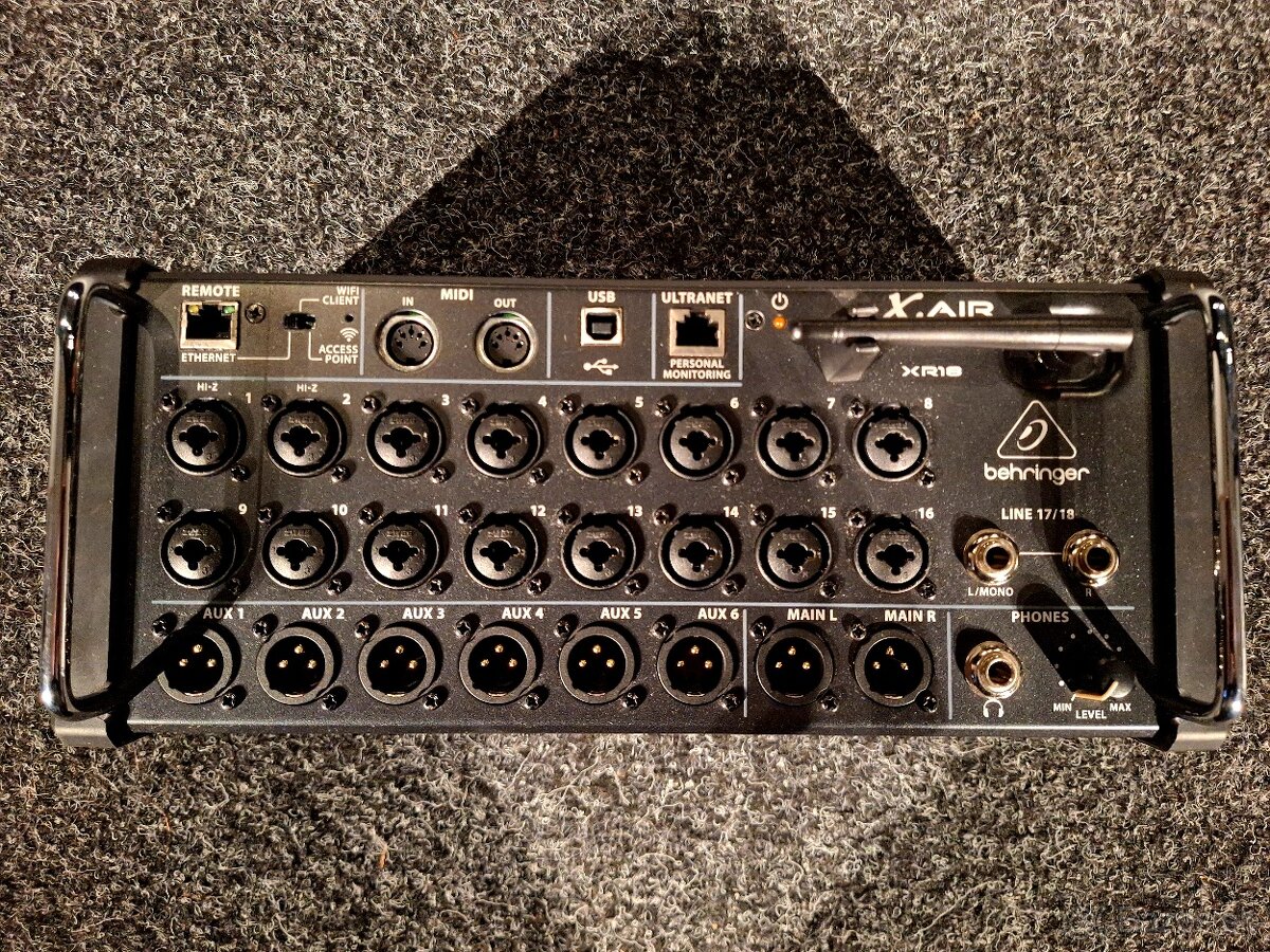 Mixpult Behringer X-Air XR18 + obal (case) - 2