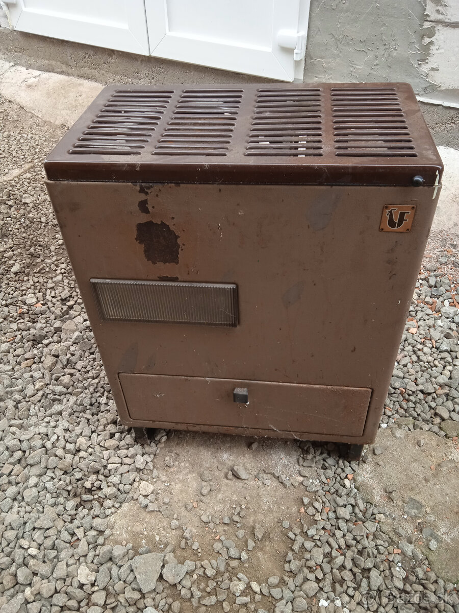 PIECKA NAFTOVKA VIAC KUSOV VHODNA AJ DO POSEDU - 2