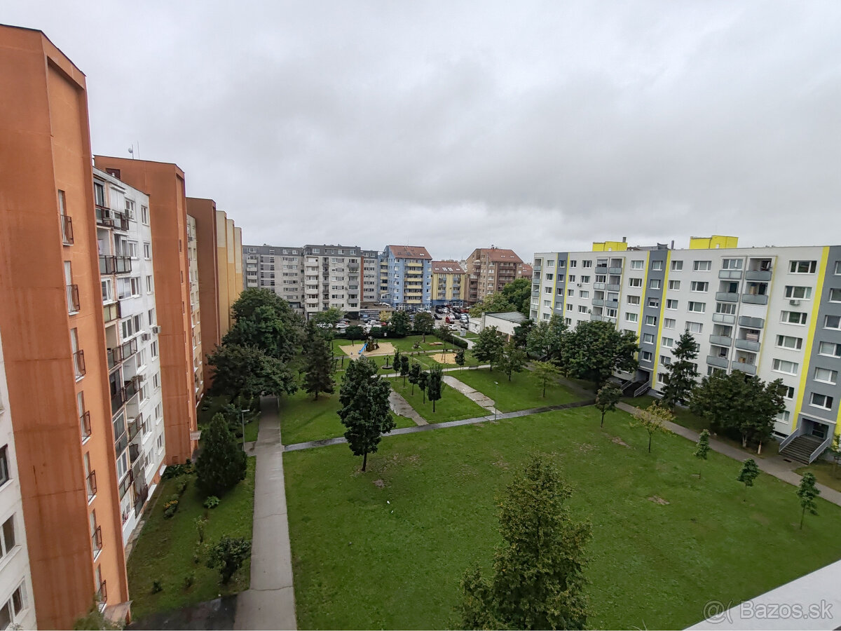 SENEC - EXKLUZÍVNE IBA U NÁS - NA PREDAJ 3 IZBOVÝ BYT V CENT - 2