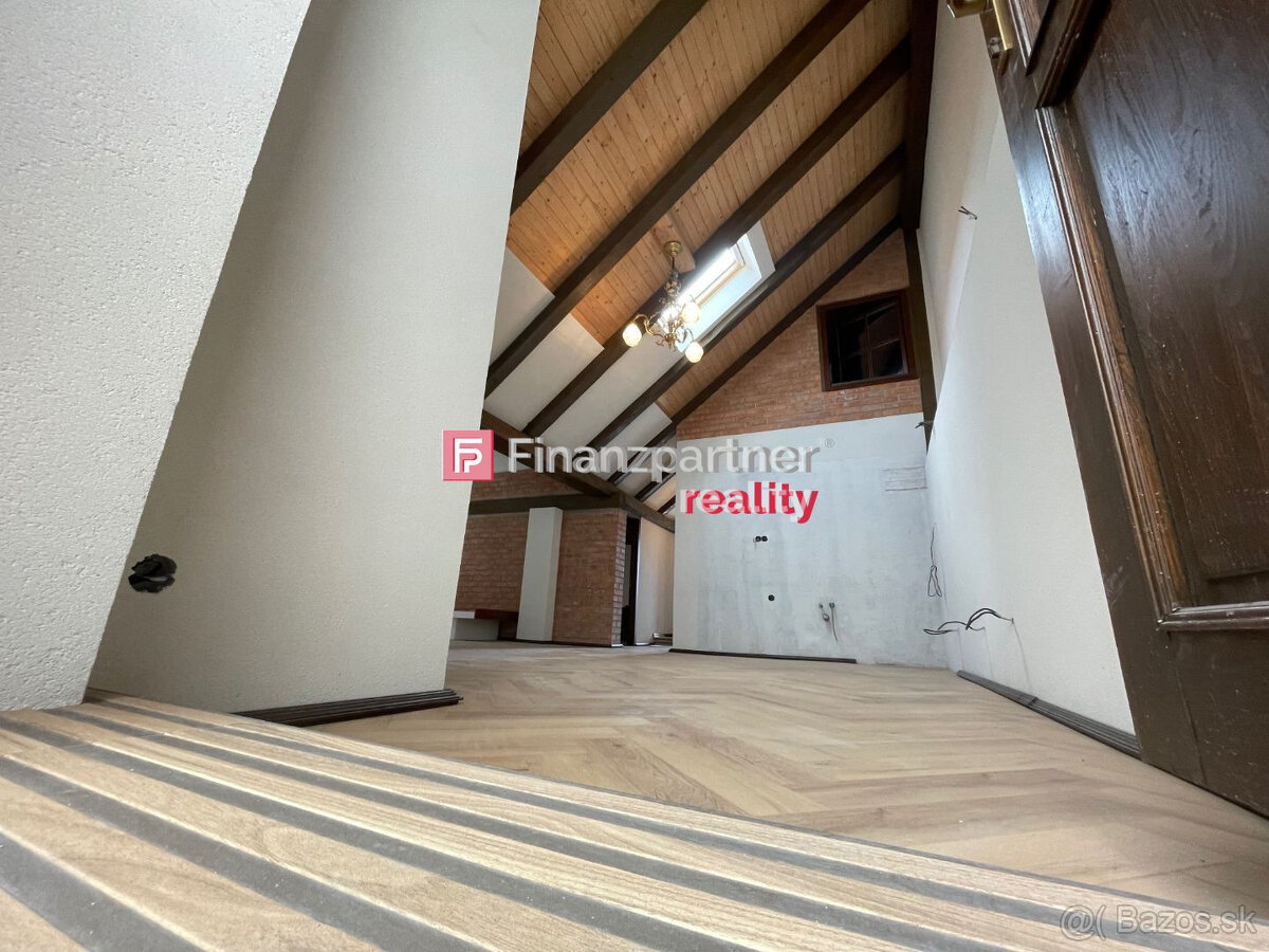 Nadštandartný podkrovný app byt s vytahom na Hlavnej ulici ( - 2