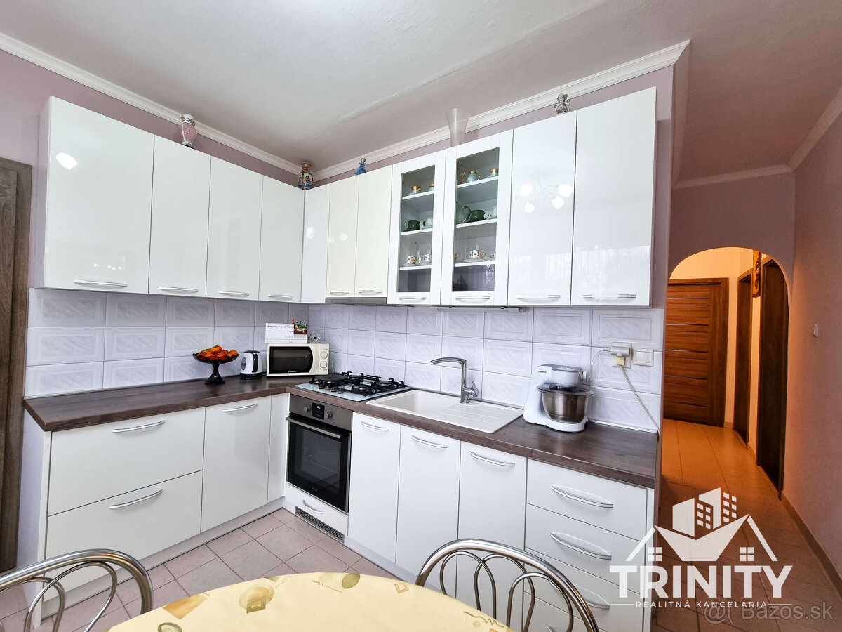 Na predaj veľký 3-izbový byt s balkónom v meste Nové Zámky - 2