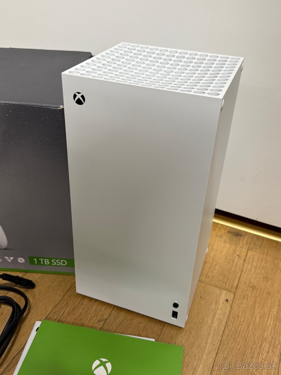 Xbox series X 1Tb - Veľmi pekný stav. - 2