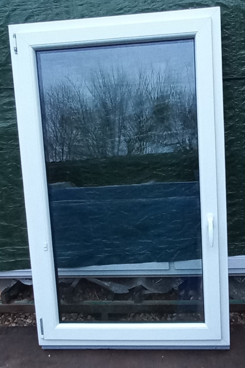 Predám pouzite okna : 53x54 ,56x81, 97x156 a dvere 115x213 - 2