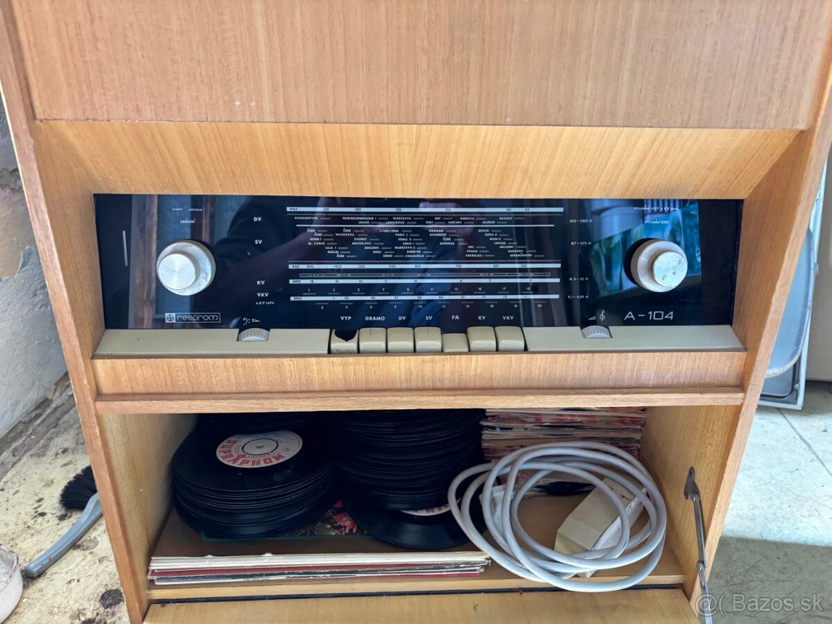 Predám gramorádio RESPROM A104, Akord - 2