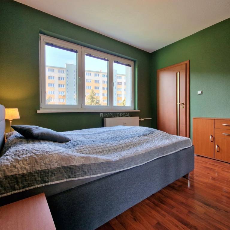 Predám posteľ s roštom matracom - 2