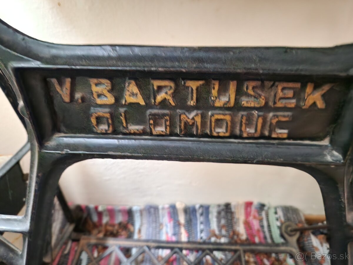 Starožitný šijací stroj. - 2