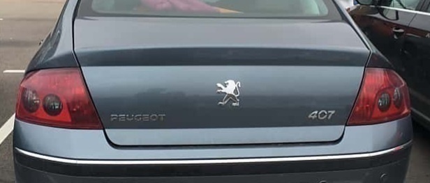 Predam zadne svetla na Peugeot 407 a predne hmlovky. - 2