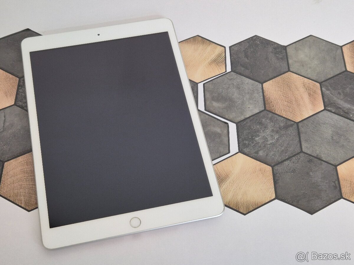 iPad 8th Gen 2020 32GB Wi-Fi + Cellular | 79 % batéria - 2