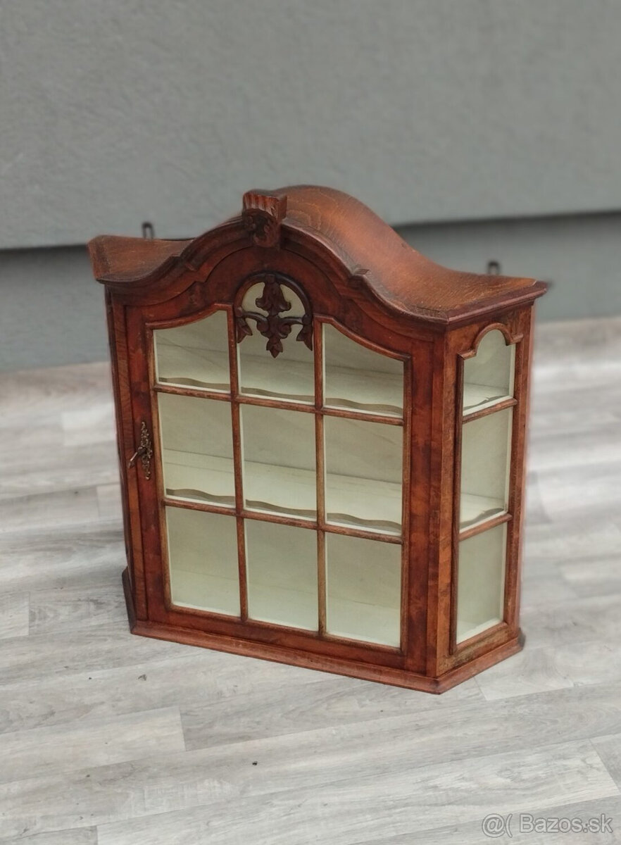 Vitrína nástenná – 72 x 69 x 20 cm . - 2