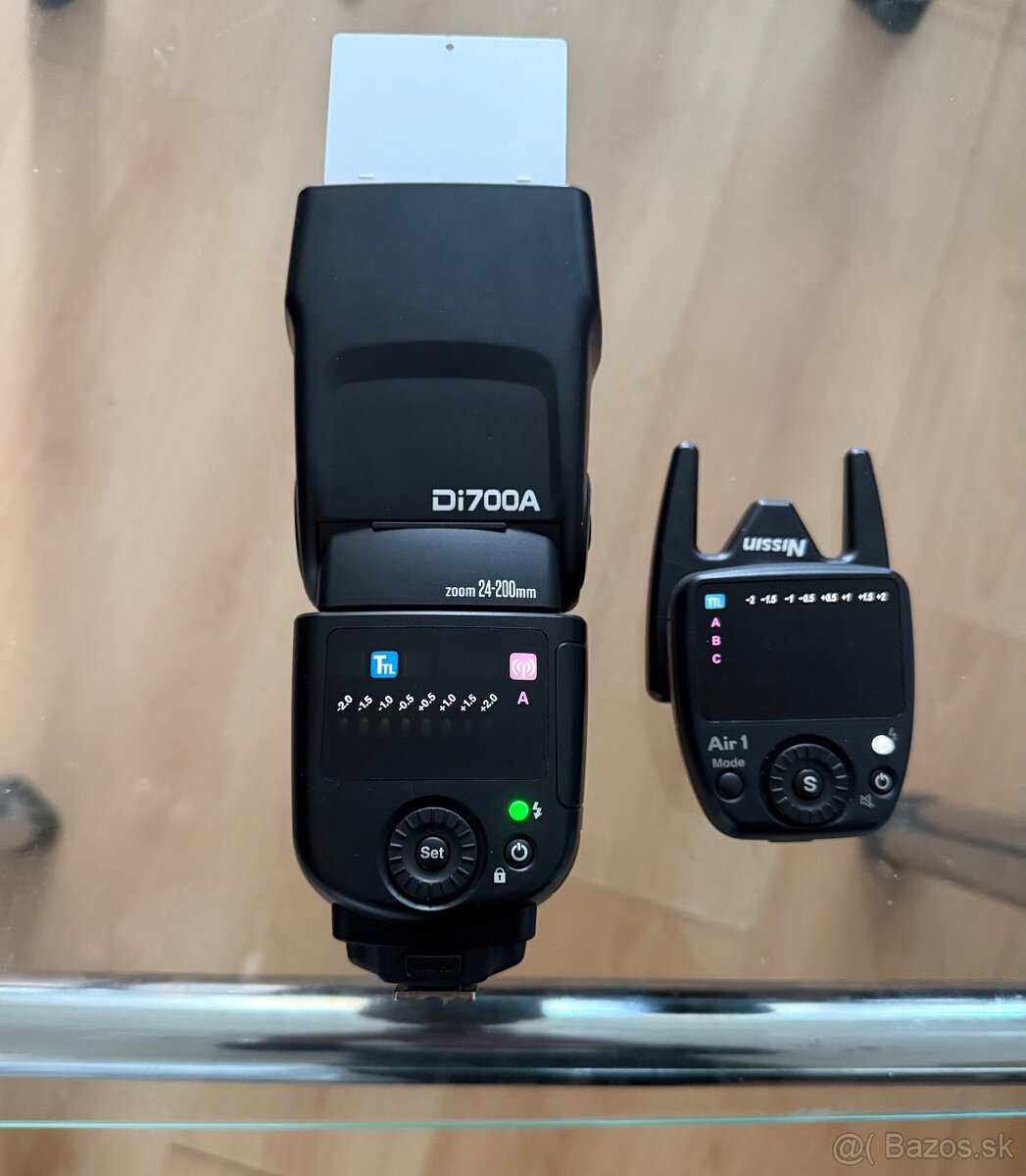 Predám dva TTL blesky nisin Di700A na fuji a odpalovač - 2