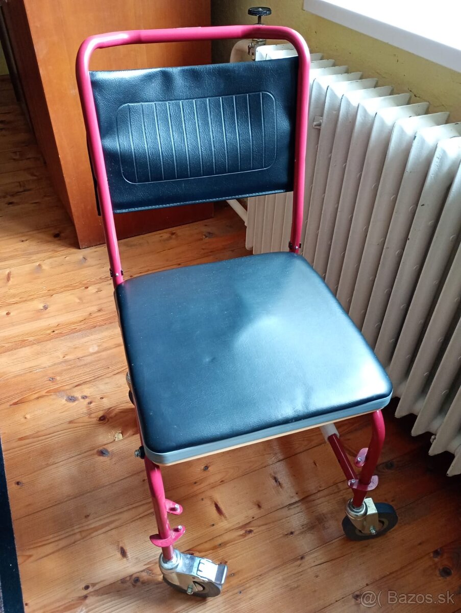 Koliesková toaletná stolička. - 2