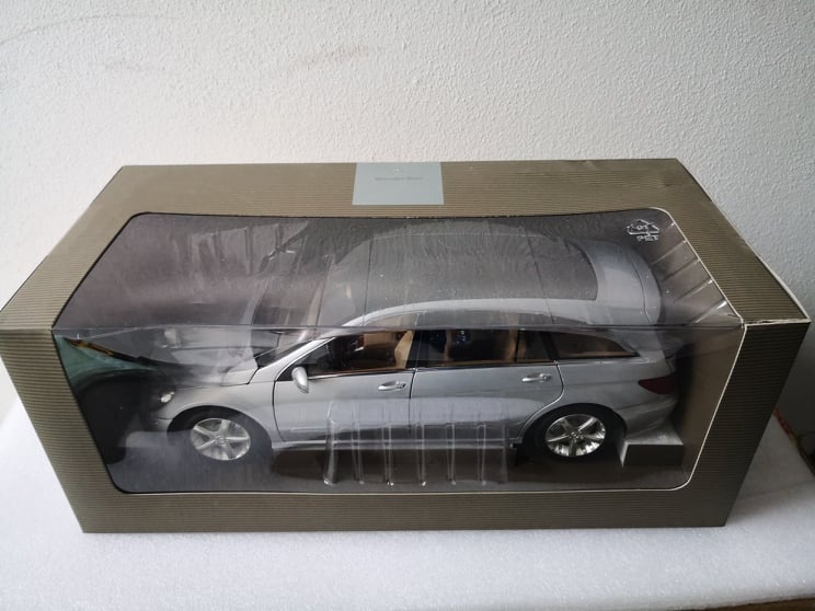 1:18 Mercedes R-class (Minichamps) - 2