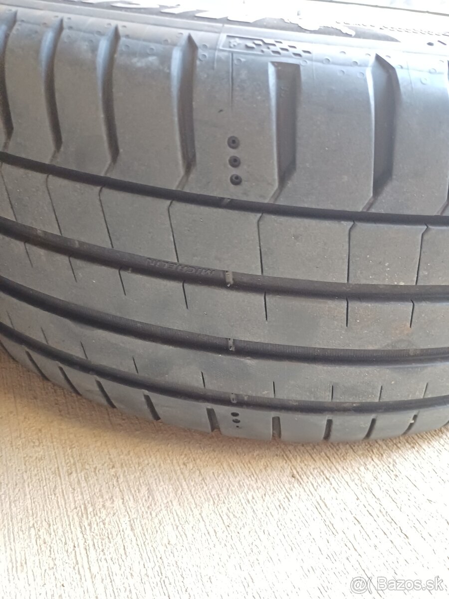 235/40 R19 - 2