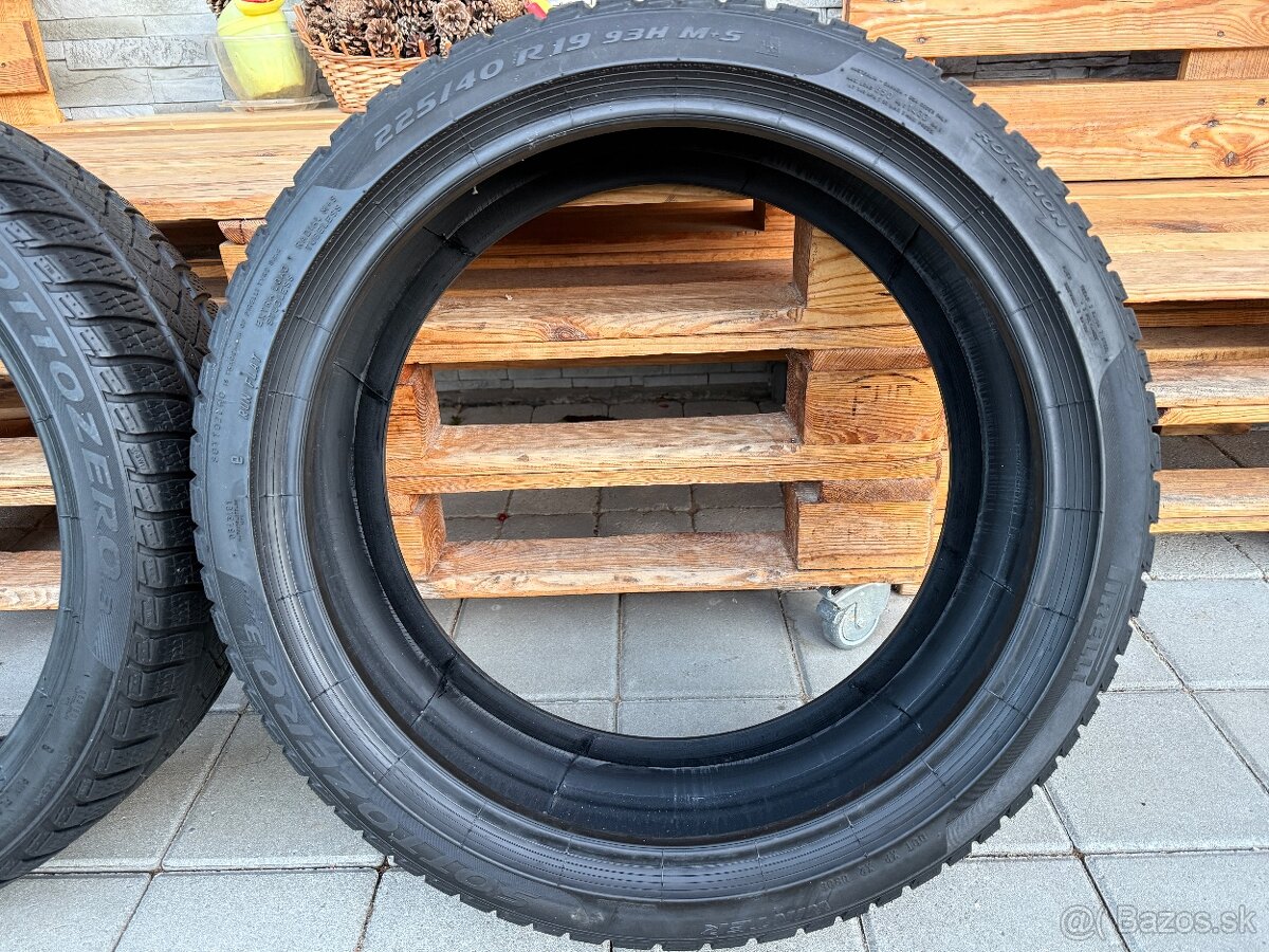 Predám 2ks zimné Pirelli RFT 225/40 R19 - 2