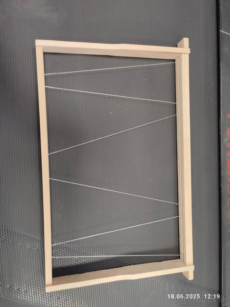 Včelársky rámik "B" nadrôtikovaný a poskladaný - 2