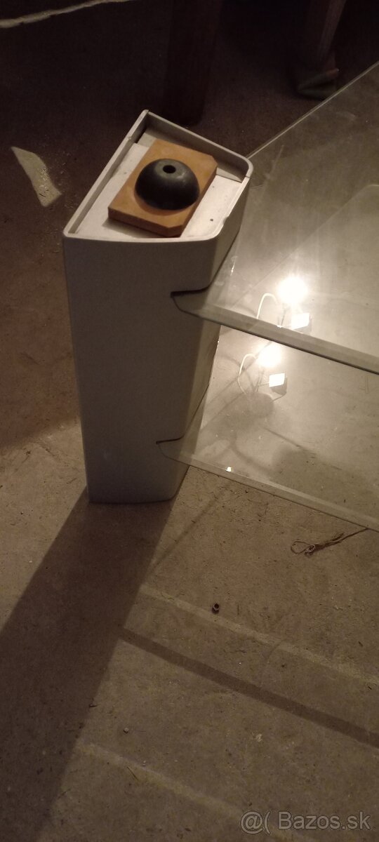 sklenený TV stolík s policami - 2