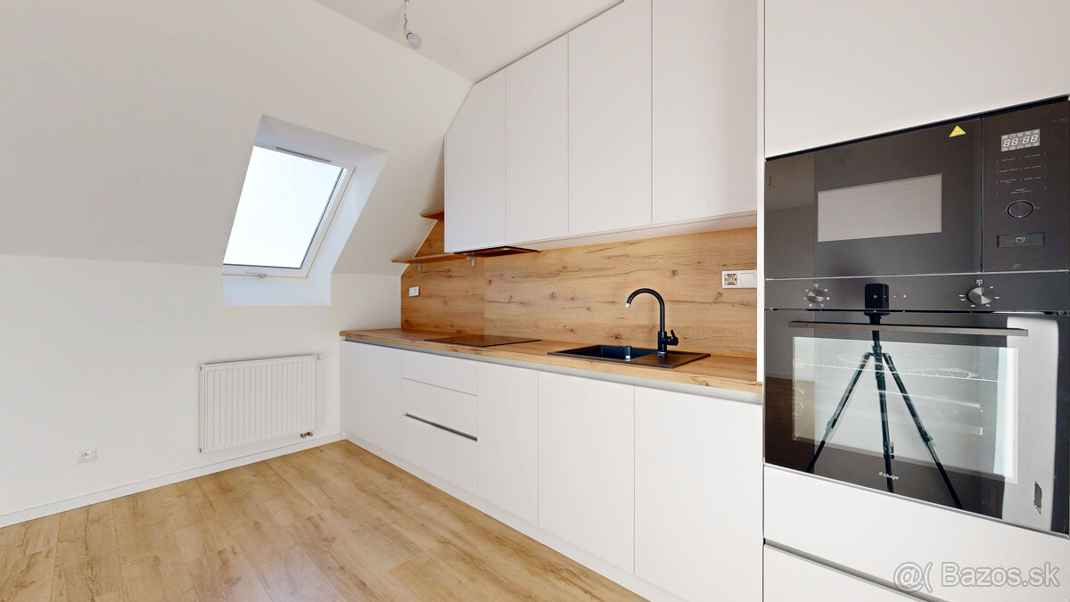 POLIANKY / Priestranný 3-izbový byt s loggiou a kuchynskou l - 2
