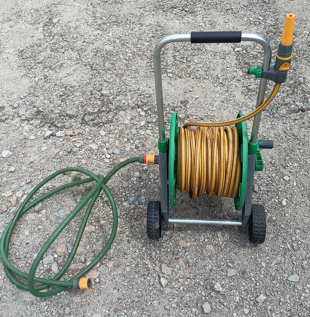Predám zavlažovací vozík s 25m hadicou a tryskou Hozelock - 2