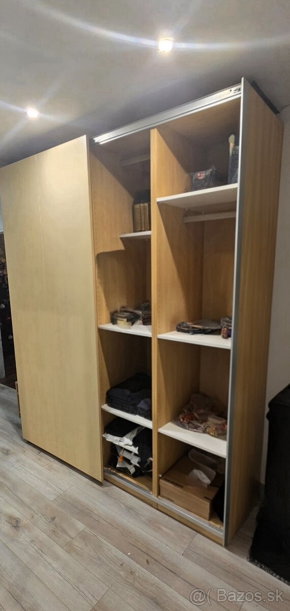 Šatnikova skriňa - 2