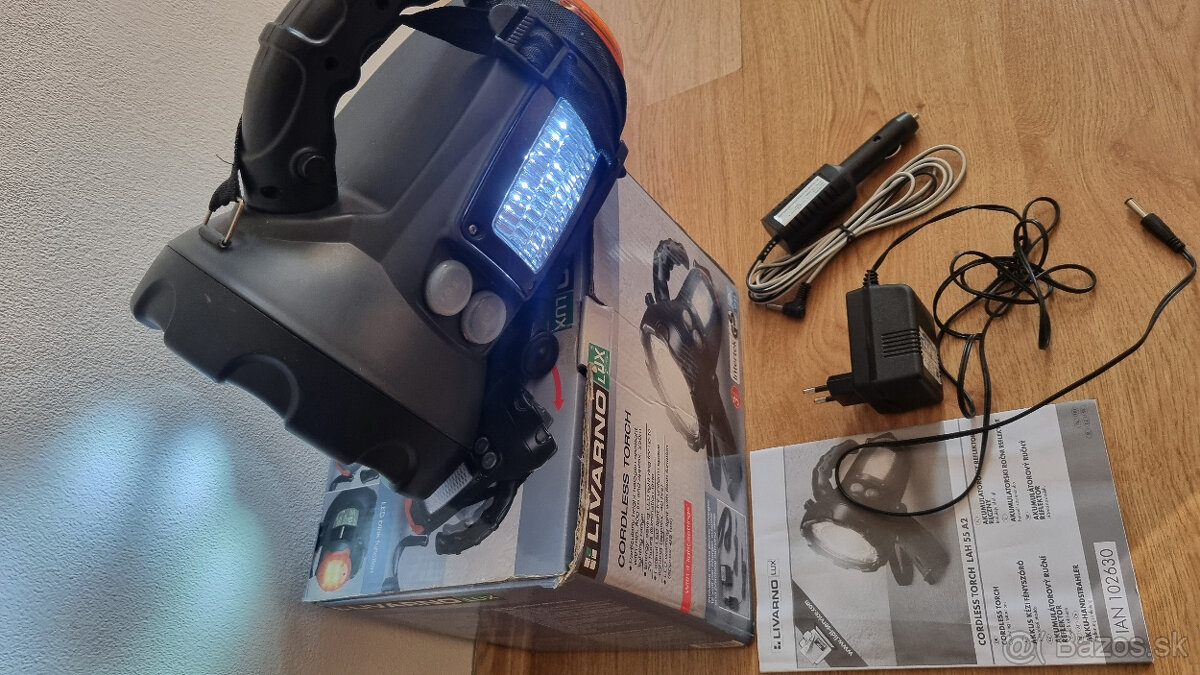 Akumulátorový reflektor (svietidlo, baterka) - 2