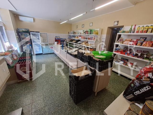 Na predaj nebytový priestor / obchod v centre Plešivca - 2