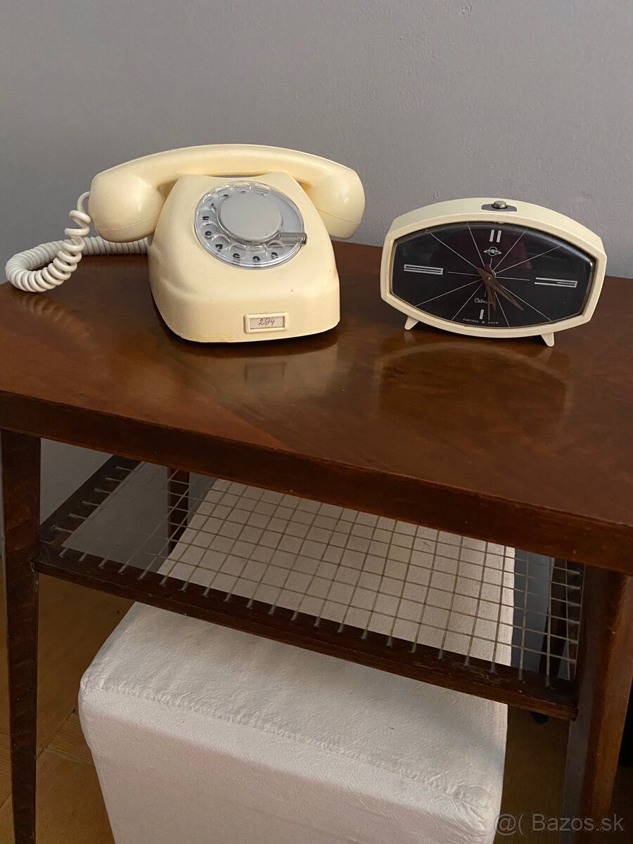 Retro televízny - príručný stolík - 2