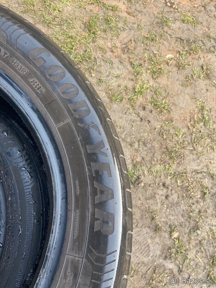 Predám letné Pneu 215/55r17 5mm - 2