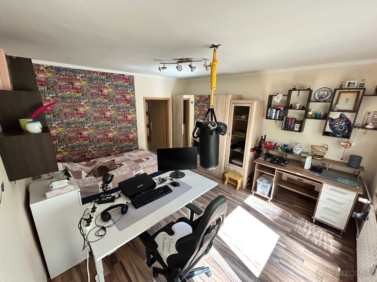 Predám veľký 3izbový byt s loggiou a pivnicou - 2