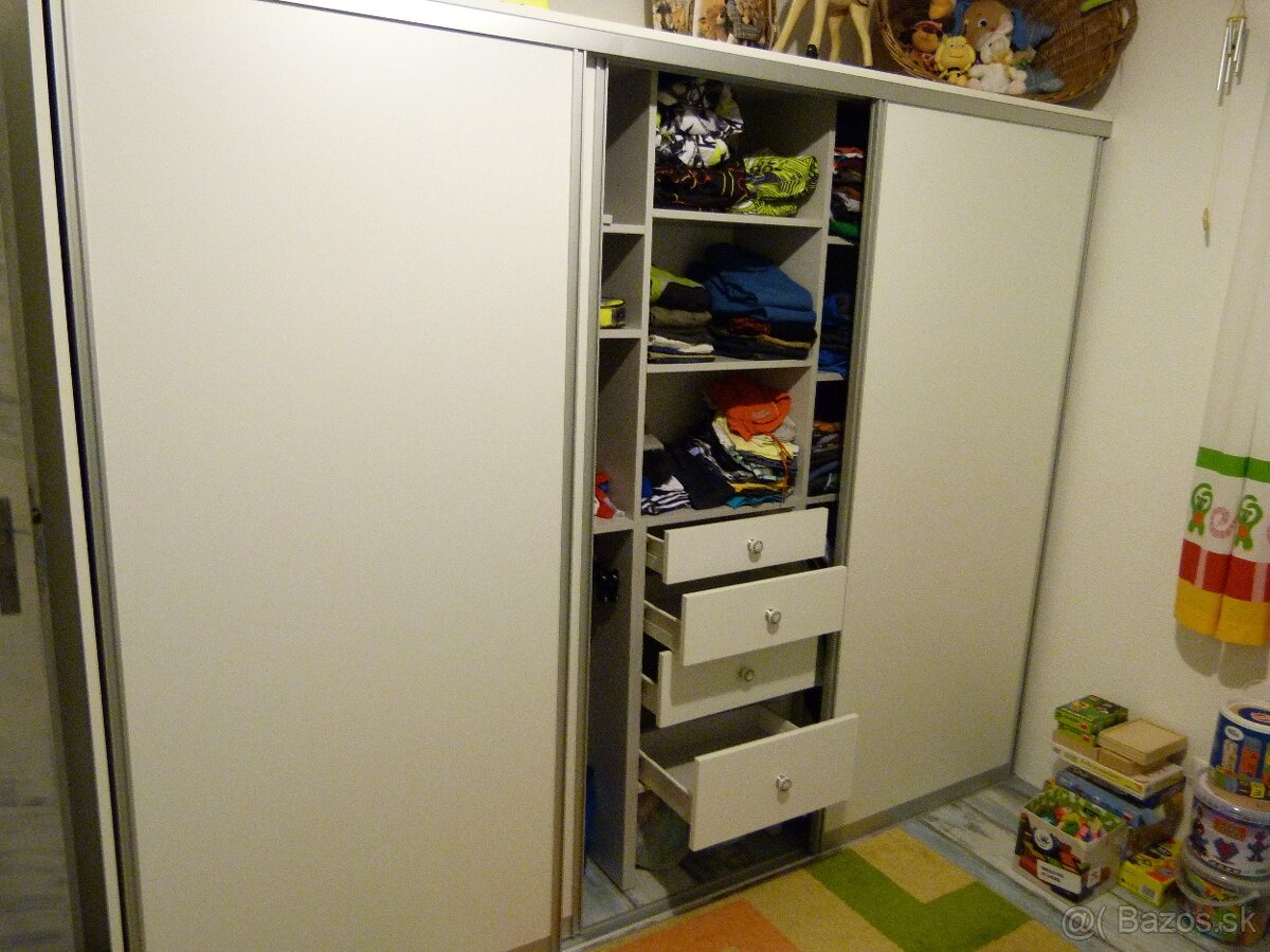 Skriňa s posuvnými dverami - 2