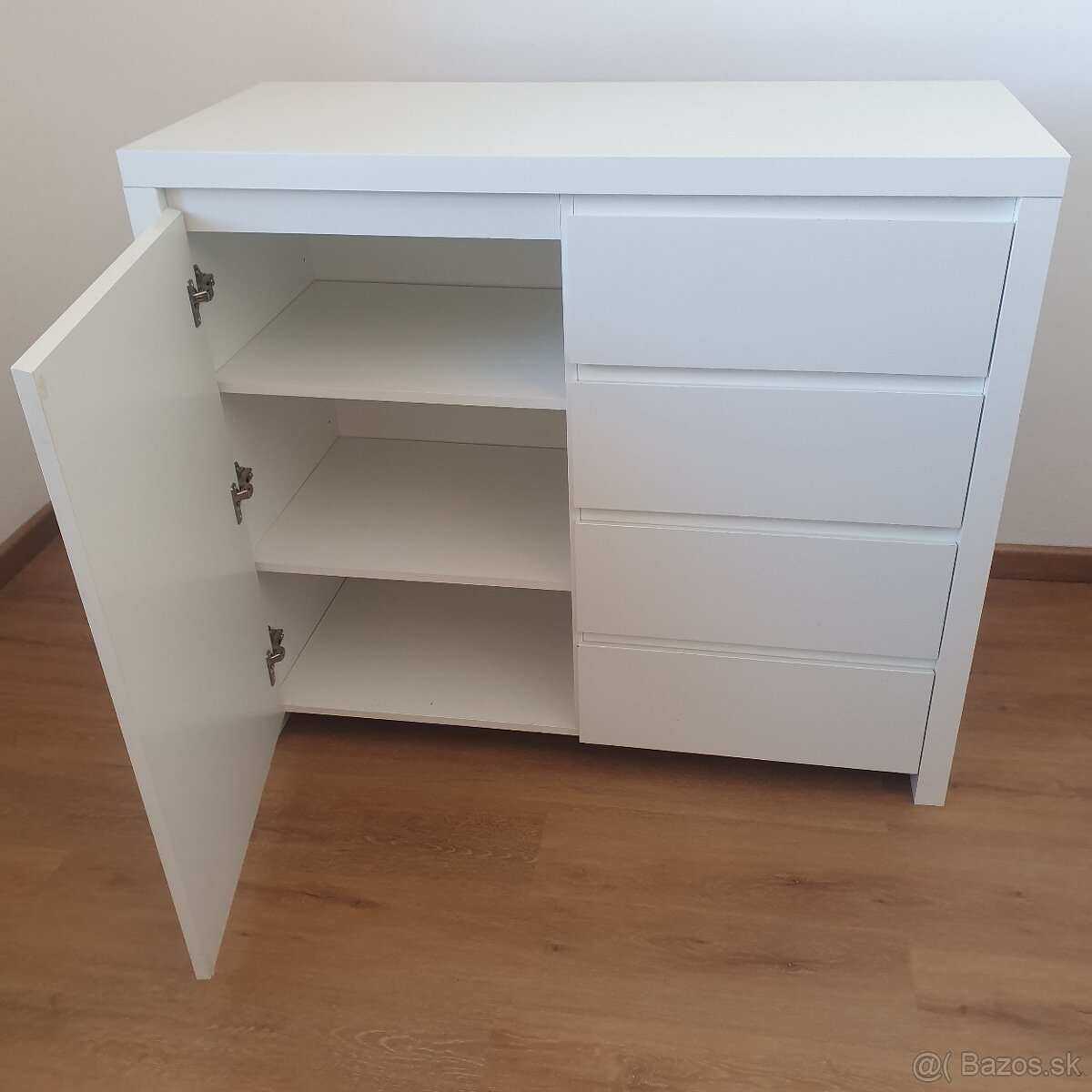 Biela komoda , leskla - 2