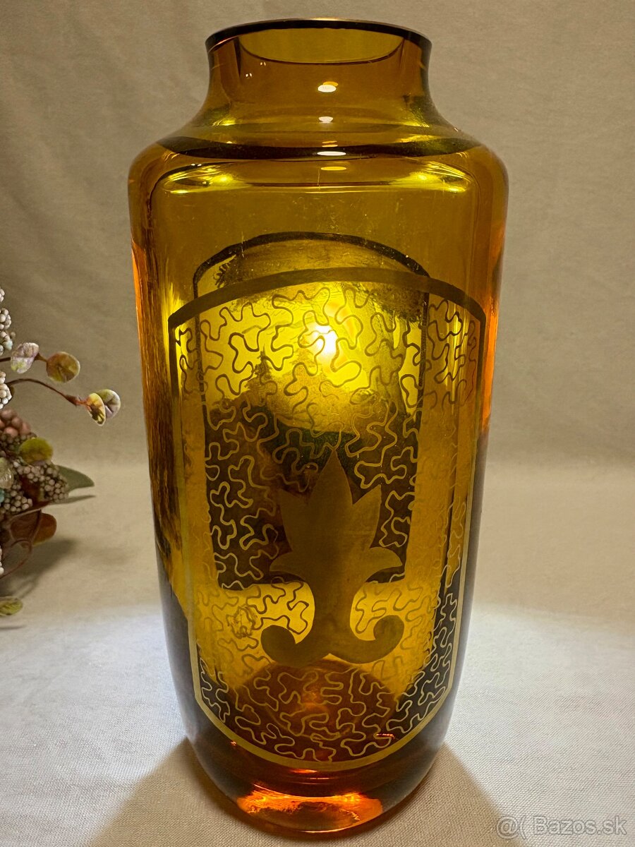 Krasna ambrova vaza, signovana - 2