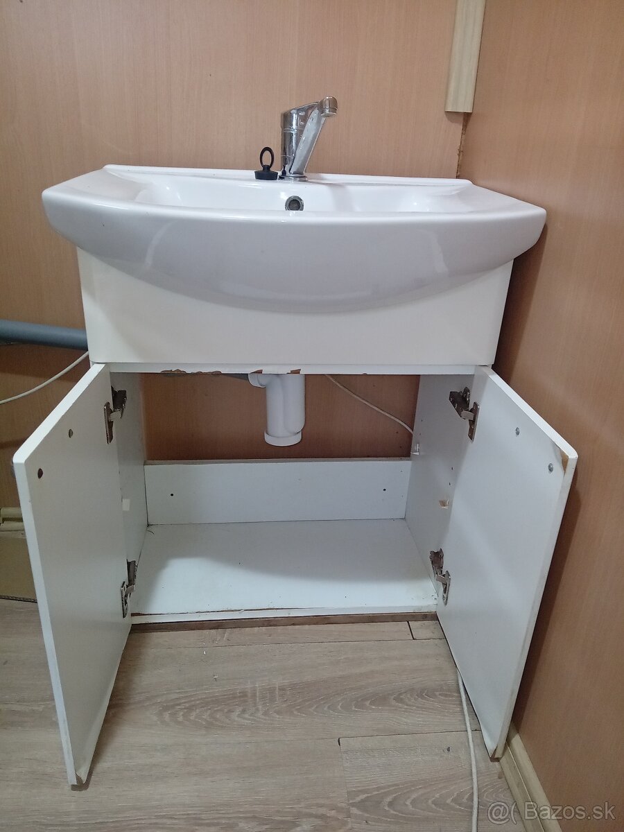 Kupelňová skrinka s umývadlom - 2