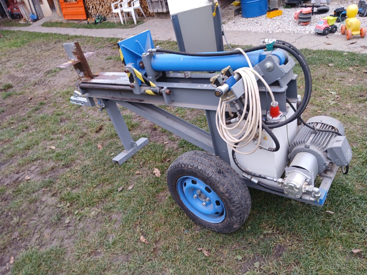 Štiepačka dreva poloautomat - 2