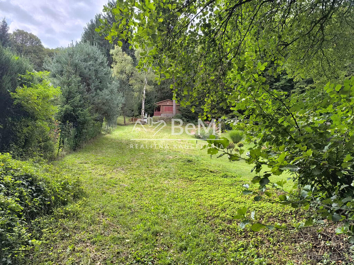 Rekreačná chata s veľkým pozemkom v lese - 2