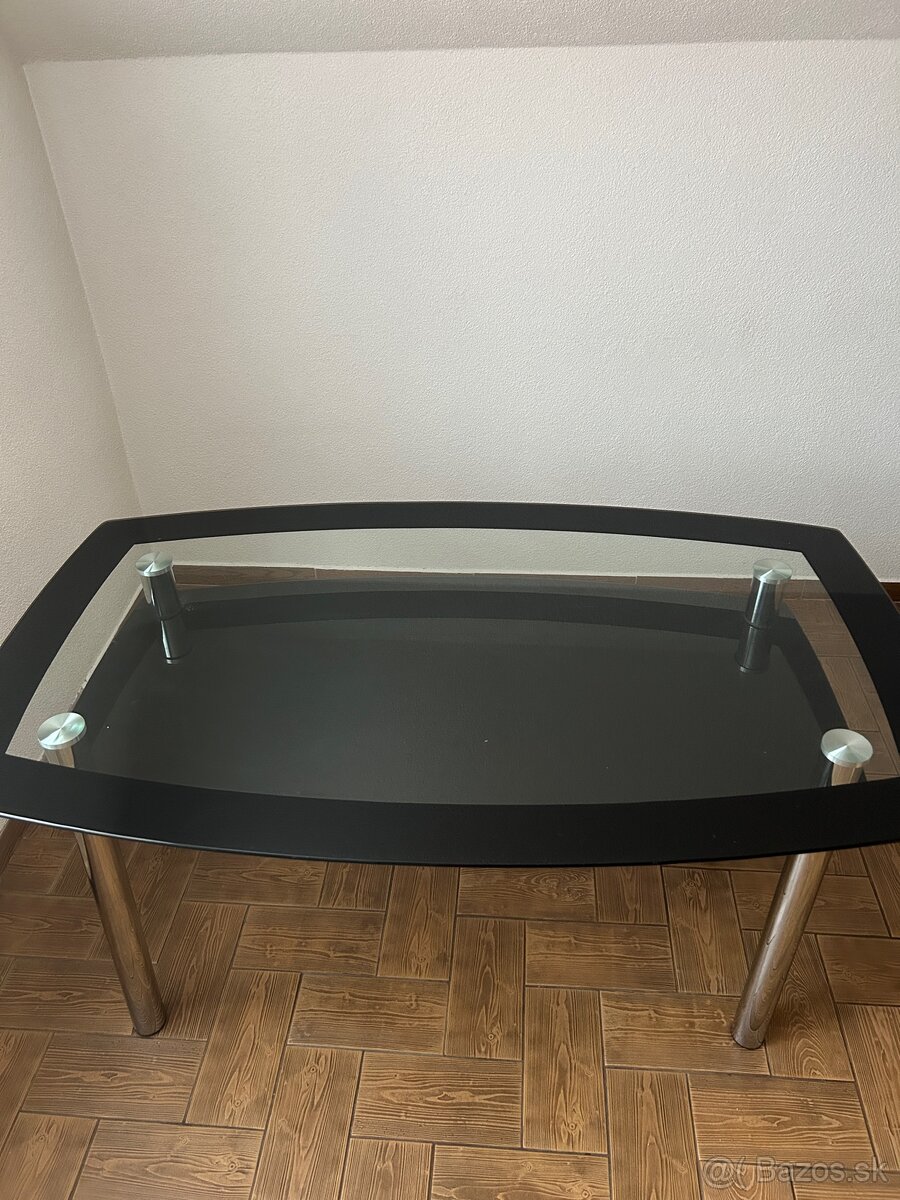 Jedálenský stôl. - 2