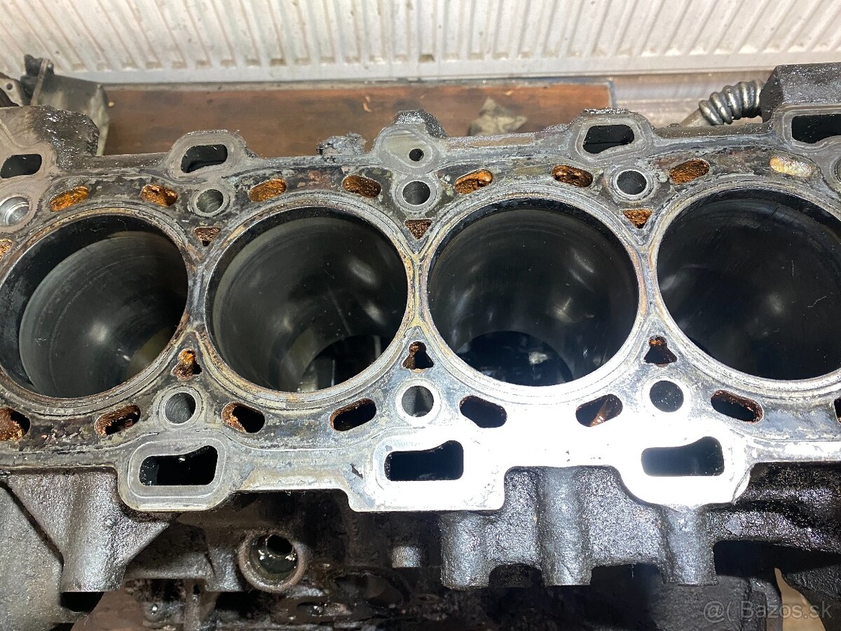 Blok motora 2,0 dci Renault trafic M9RL782 - 2