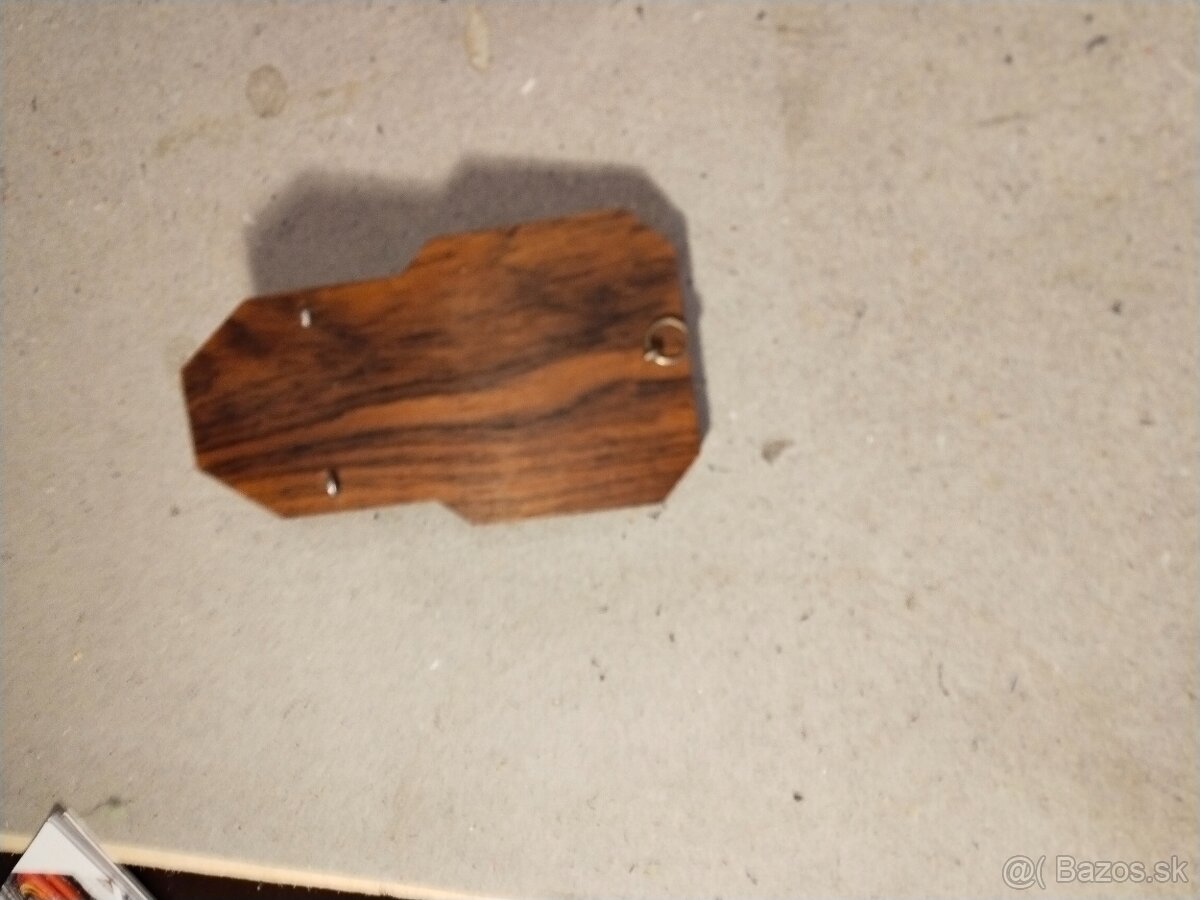 Kropenka s mosazným reliéfem Panny - 2