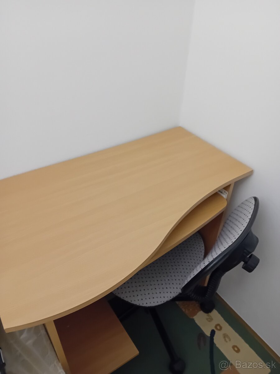 Predám malý PC stolík so stoličkou - 2