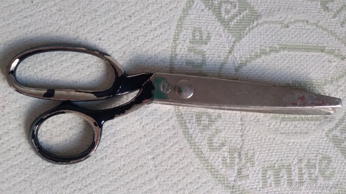 Predám zúbkované nožnice,kravaty,látky zo socializmu - 2