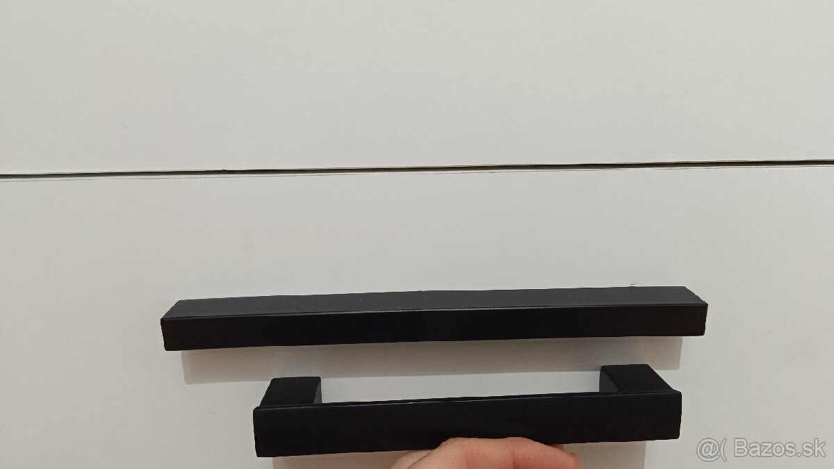 Čierne uchytky / madlá na skrinky / nábytok 10 kusov nové - 2