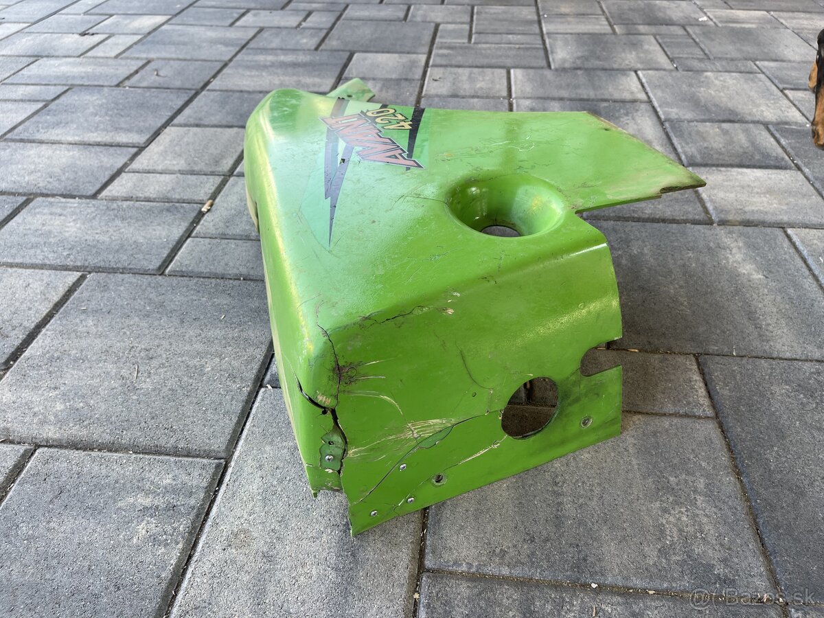 Avant 420 - pravy kryt motora - 2