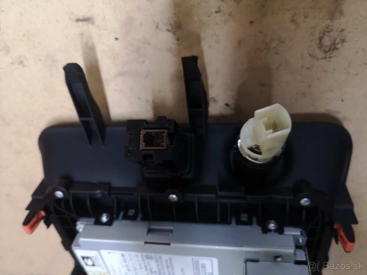 Toyota rav4 bezdrôtové nabíjanie - 2