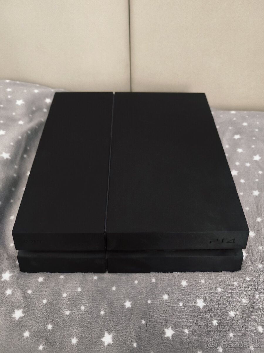 Predám PS4 1TB + 3 ovládače + 5 hier - 2