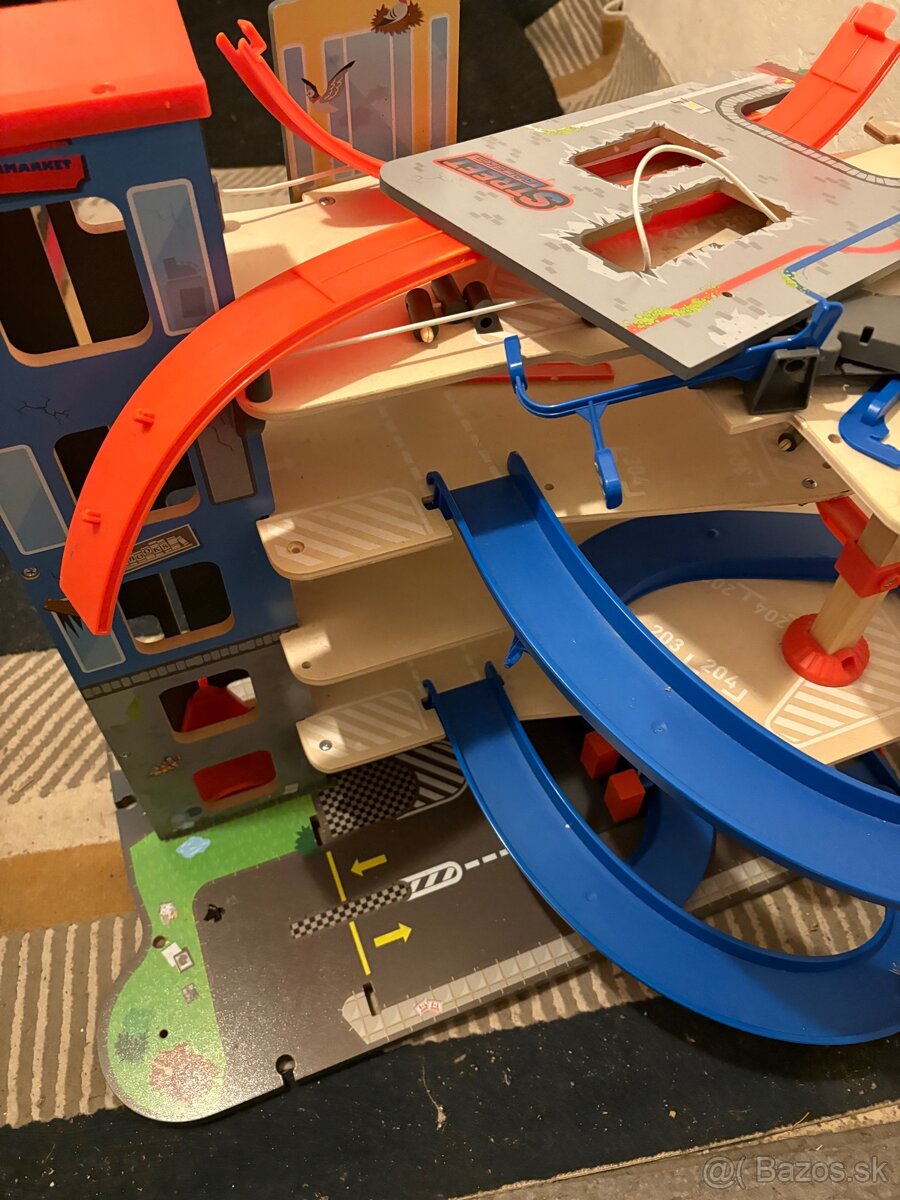 Garáž na autíčka drevený - 2