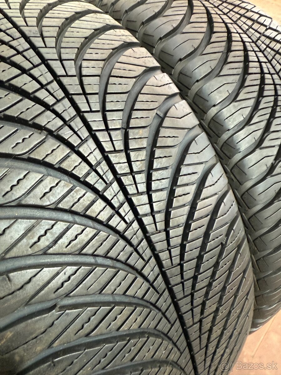 235/45 R19 goodyear vector season - 2