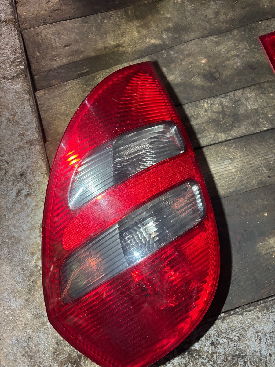Zadne svetla mercedes a180 - 2