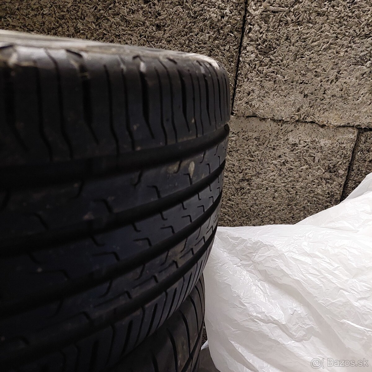 Predám jeden kus 225-45 r17 - 2